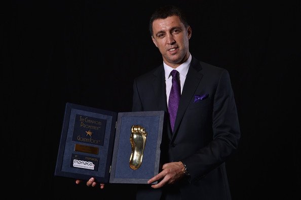 Hakan Şükür mit der Golden-Foot-Auszeichnung