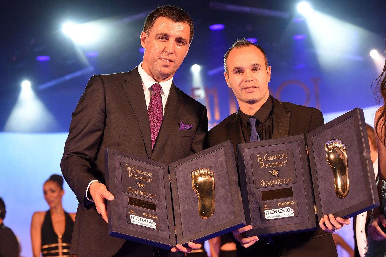Hakan Şükür und Andrés Iniesta mit ihren Auszeichnungen