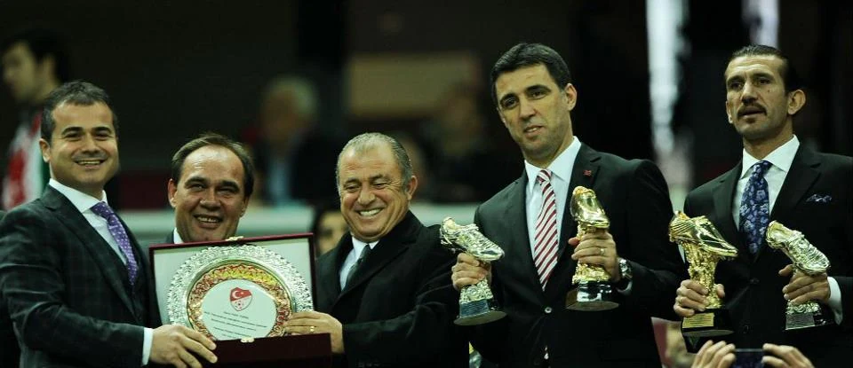 Hakan Şükür mit einer Ehrenurkunde