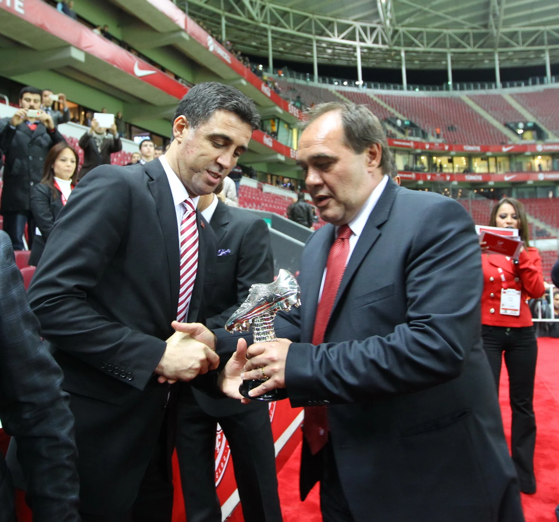 Hakan Şükür nimmt eine Auszeichnung im Stadion entgegen